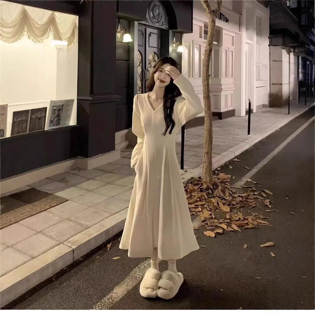 Women's V-neck polyester knitted dress with princess sleeves and long suspender skirt in art retro style