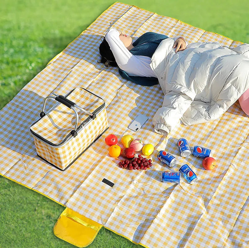 Foldable insulated picnic basket made from Oxford cloth in blue maple leaf colour for outdoor use