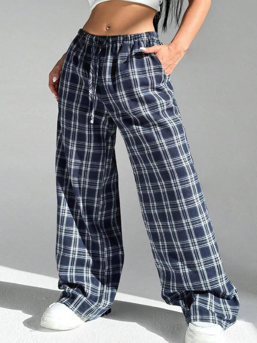 Women's casual trousers with drawstring waist and plaid pockets in blue or red colour options