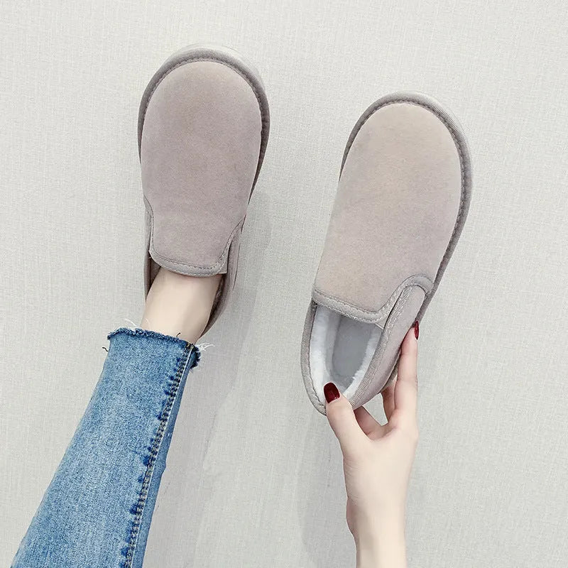 Flat-heel snow boot with fleece lining in multiple colour options on a rubber sole.