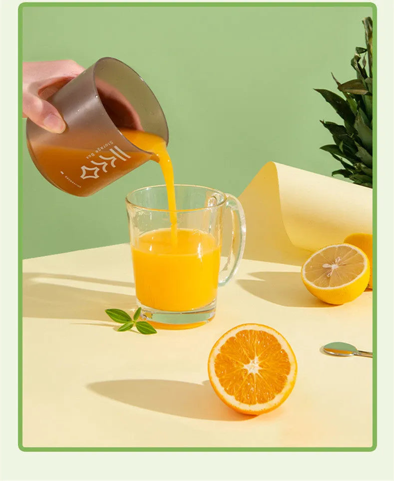Manual citrus juicer in white, green or pink with 400ml capacity