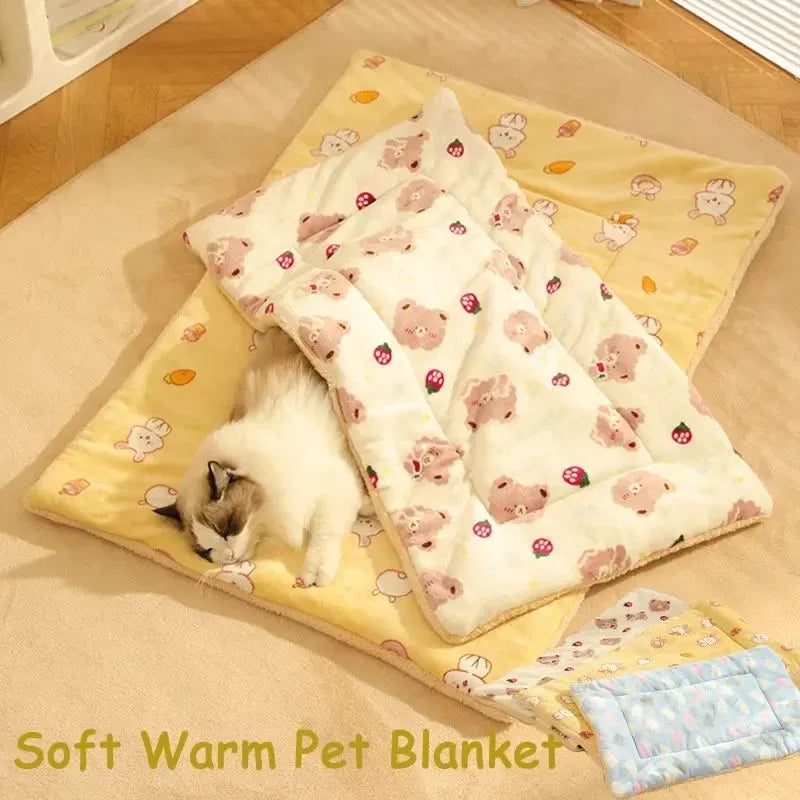 Soft warm pet quilt in flannel and lamb's wool, thickened and washable, shown as a cover or mat for cats and dogs.