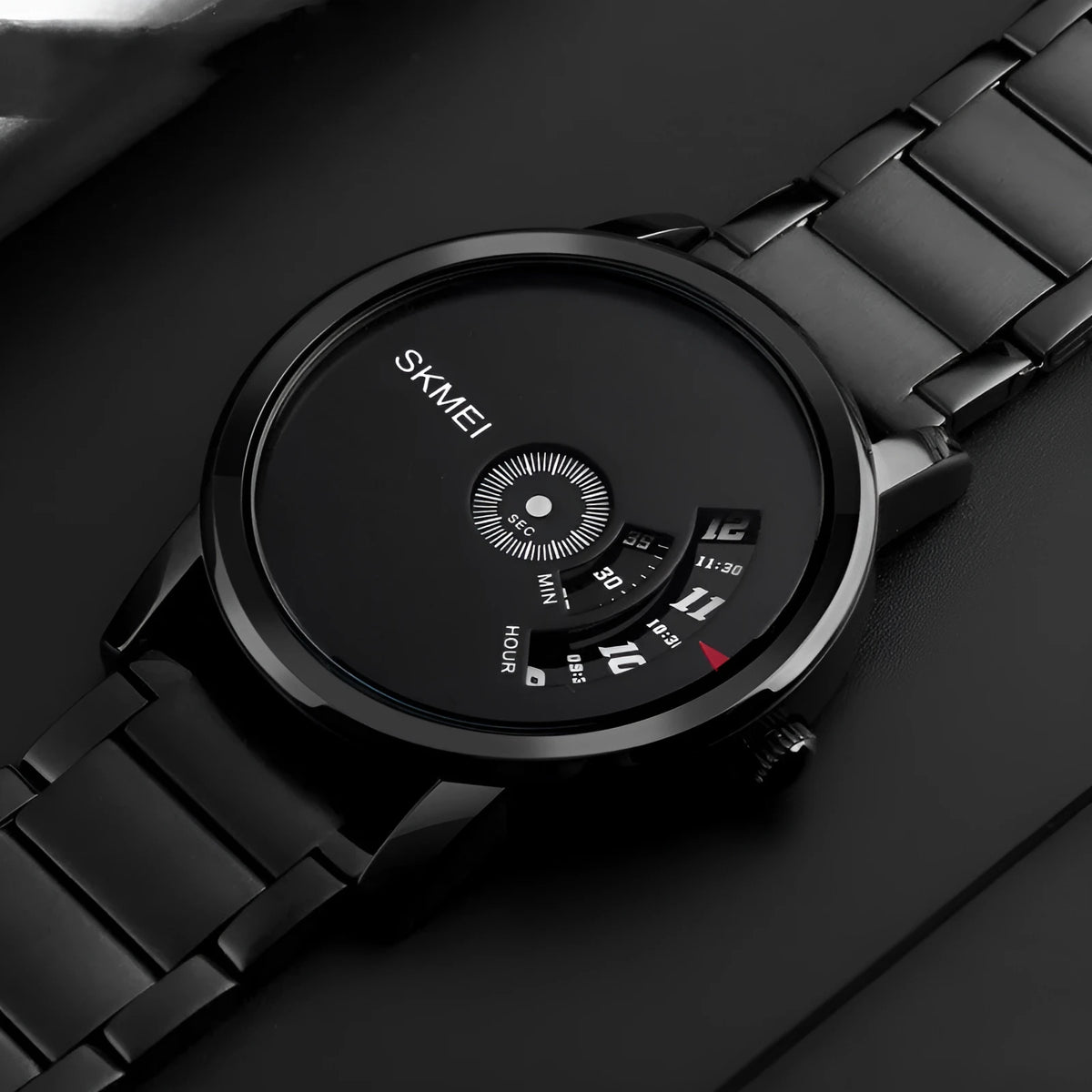 Men's business watch with 39mm dial, alloy case, stainless steel watch-buttom, and steel belt in silver or black.