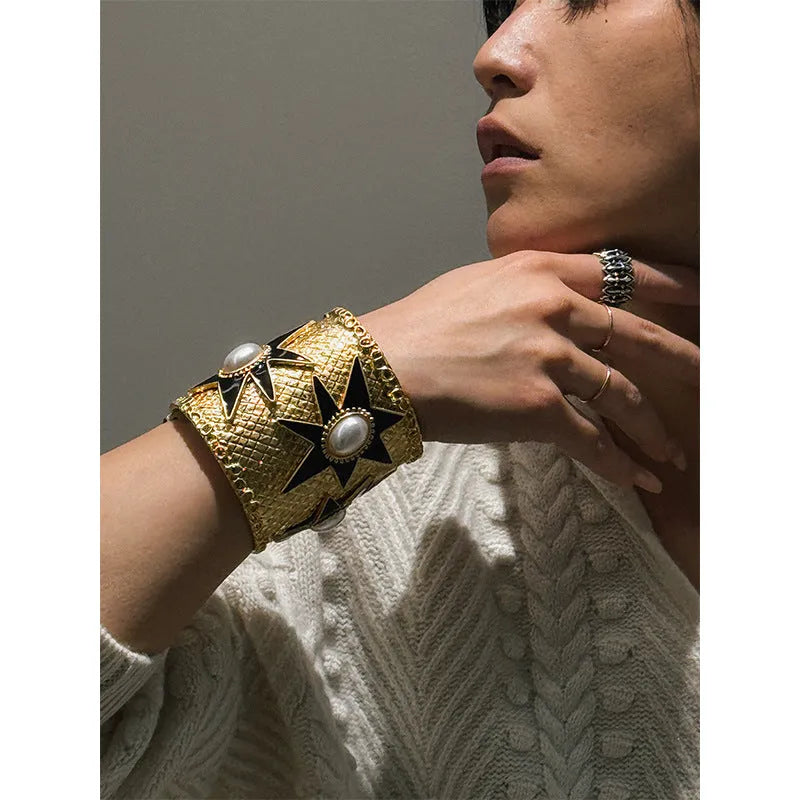 Gold-plated wide retro bracelet with star detailing, 5.8cm interface, picture colour finish