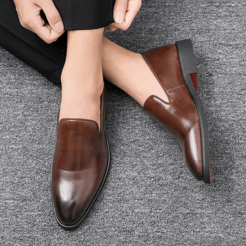 Men's polished pointed low-top business casual shoes with artificial PU upper and rubber sole in black colour