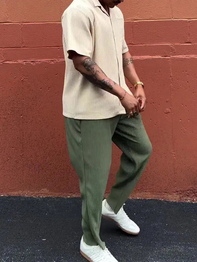Men's green pleated casual trousers with regular fit and ankle-length cut