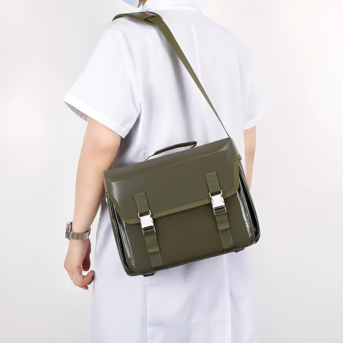 Portable emergency kit backpack in army green or red with optional logo, for outdoor and travel first aid use