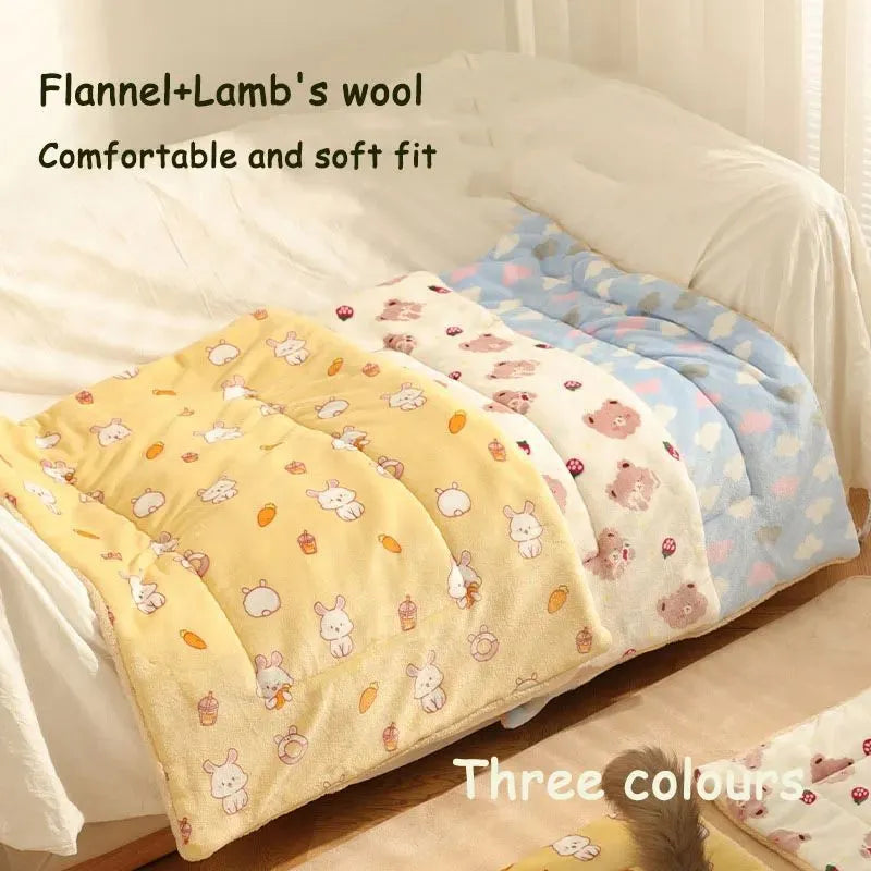 Soft warm pet quilt in flannel and lamb's wool, thickened and washable, shown as a cover or mat for cats and dogs.