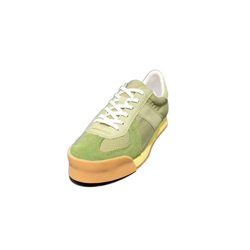 Men's summer sports shoes with cow suede upper, breathable mesh lining, and herringbone toe holder design