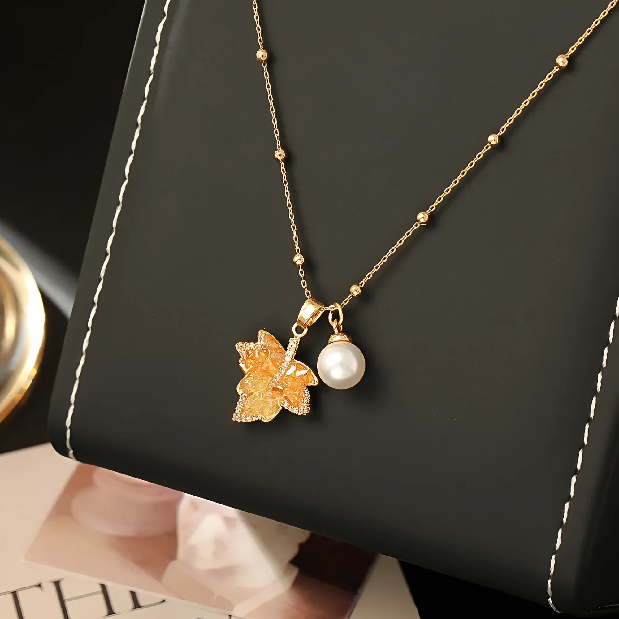 Retro gradient crystal maple leaf pendant necklace on copper chain for women