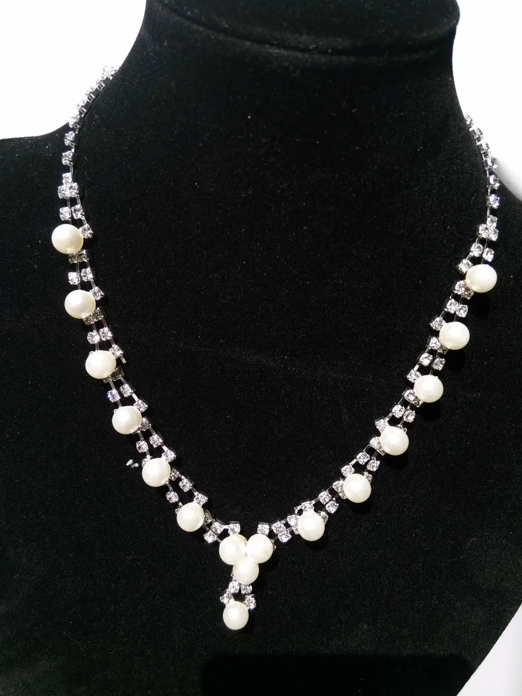 Simple bride full drill pearl and rhinestone necklace set on white background