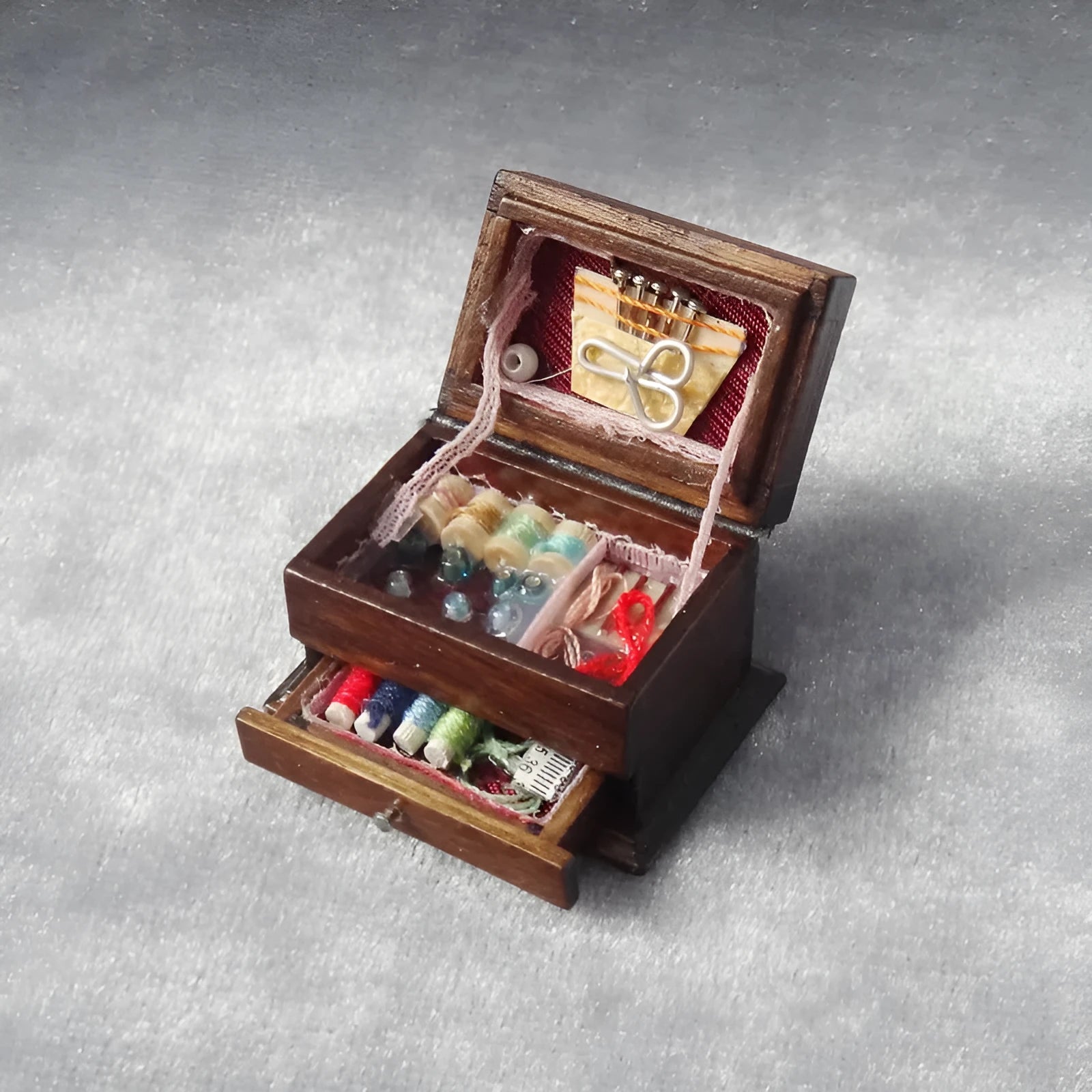Miniature wooden sewing machine ornament with birch wood construction measuring 2.2cm×3.4cm×2.3cm