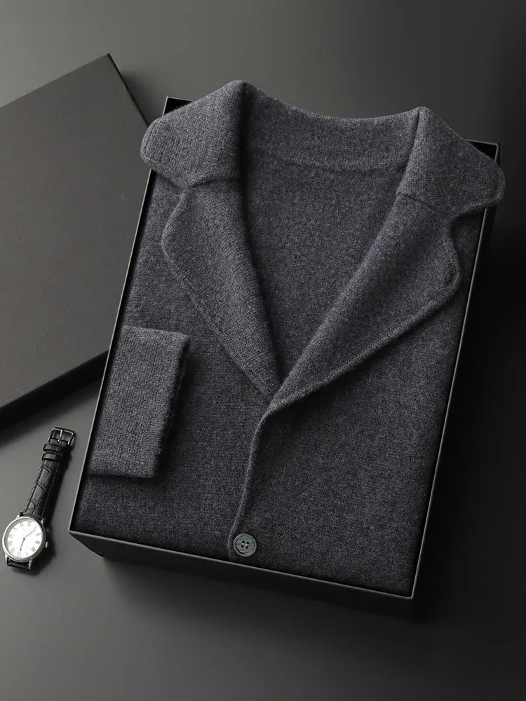 Man wearing a light gray loose-fit cashmere cardigan jacket with a thickened knit.