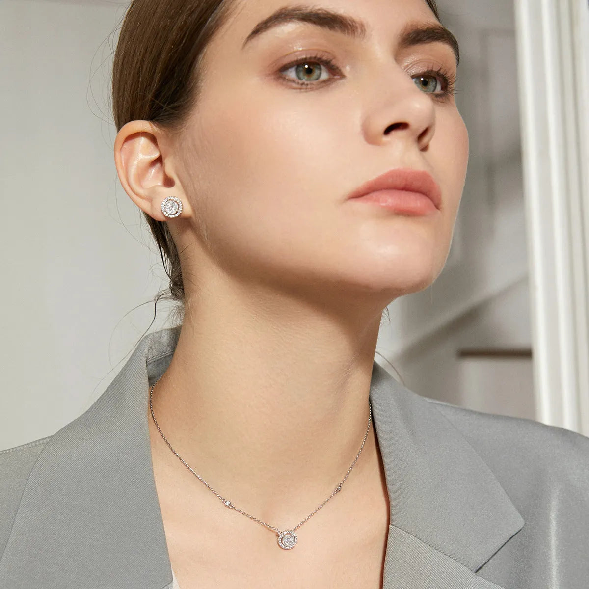 Choker bridal necklace for women with copper clavicle chain and geometric mixed gem inlaid pendant