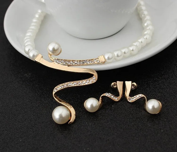 Gold electroplated pearl necklace and earrings set with drop-shaped pendant on deep V clavicle chain