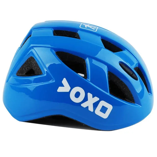Children's helmet equipment in blue with outer PVC shell and inner EPS foam, for roller skating and cycling