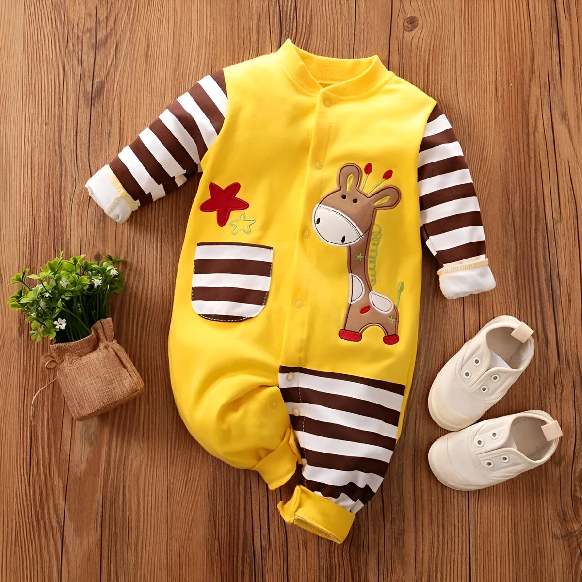 Baby long-sleeve cotton one-piece bodysuit with giraffe print in sizes 59 to 90cm