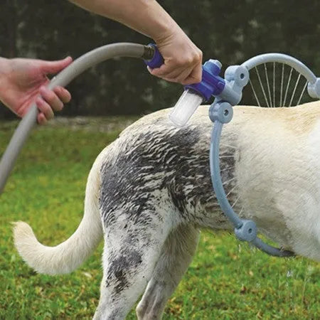 One-key foldable pet bathing hose with 40 cm ring and shampoo dispenser on green garden hose