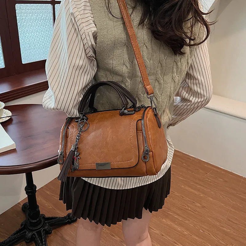 Large capacity women's PU handbag in brown with 26x13x17cm dimensions