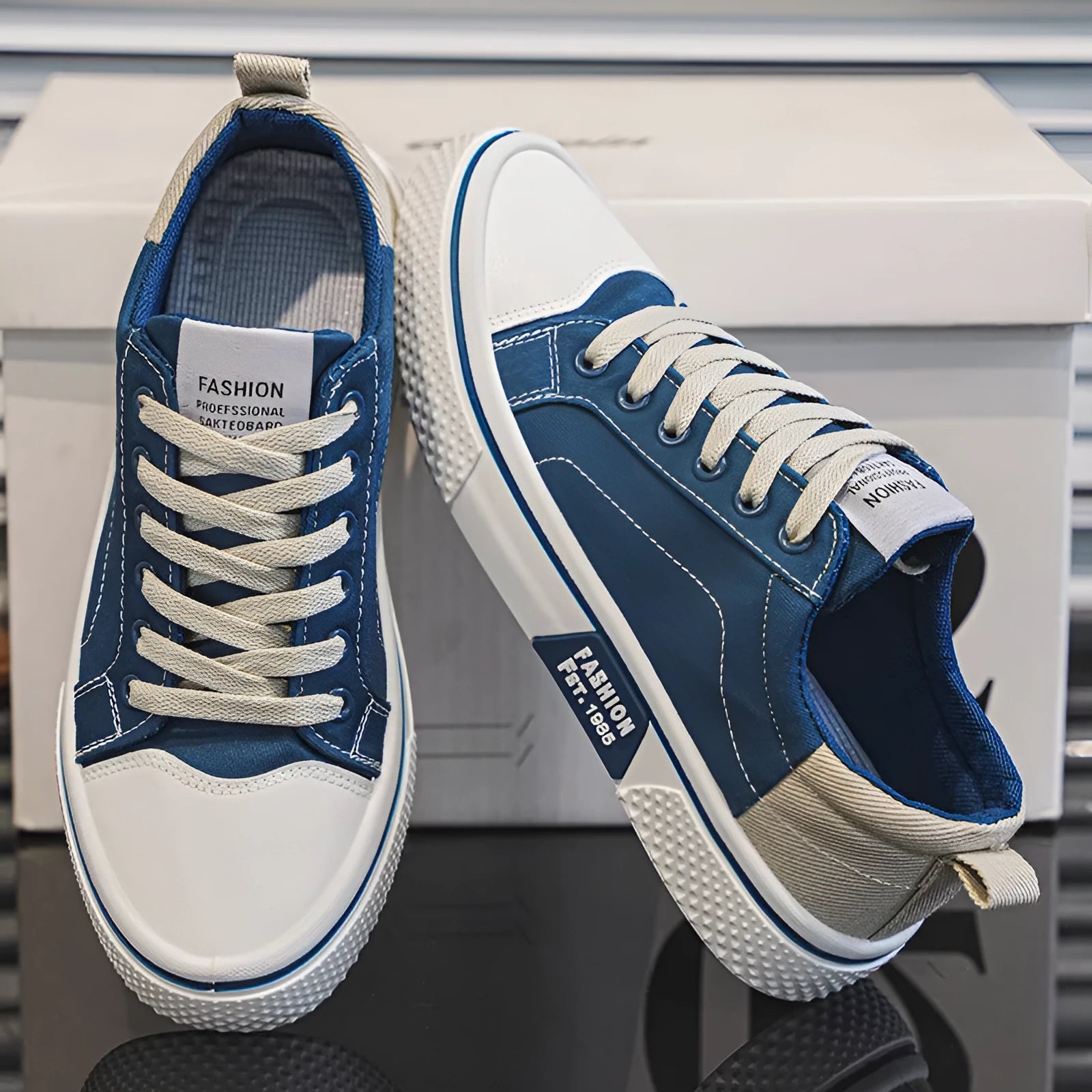 Men's low-top casual canvas shoes in blue colour with round toe and front lace-up design