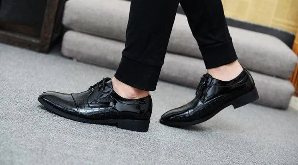 Men's pointed microfiber dress shoes with sequins and stitching, black, low-top design