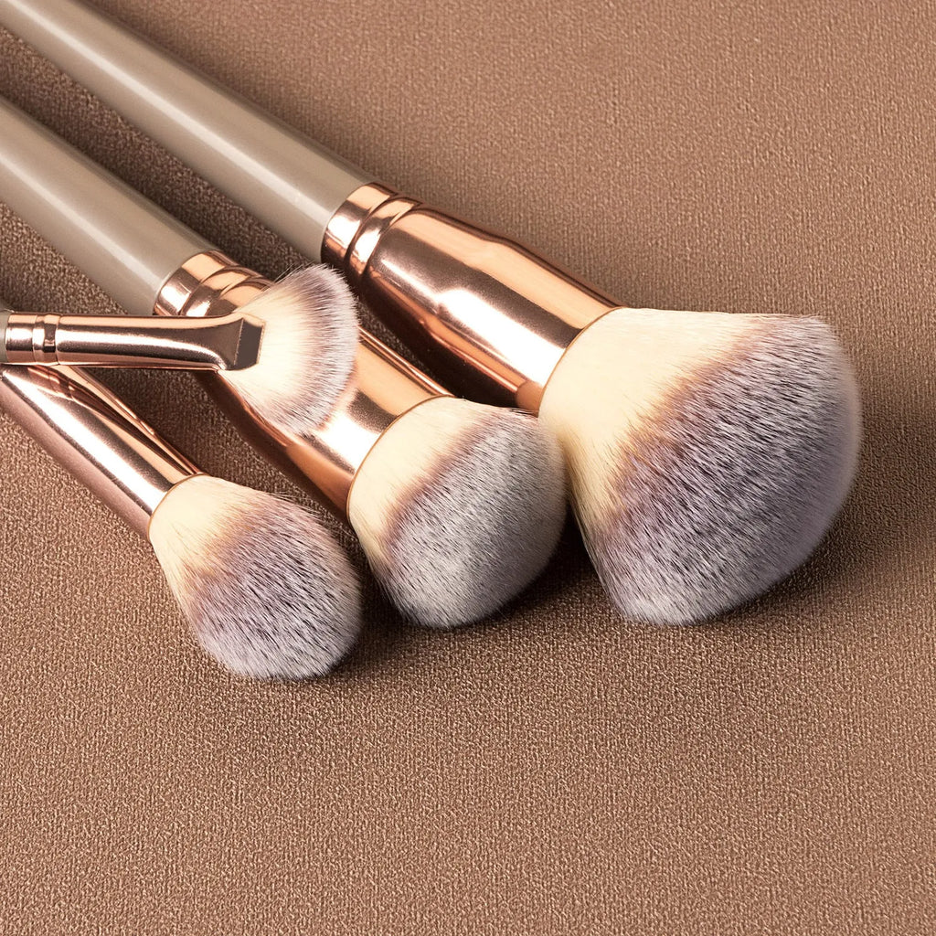 15-piece makeup brush set with eye shadow brush, man-made fibre bristles, plastic handles, 19cm length, brown or black