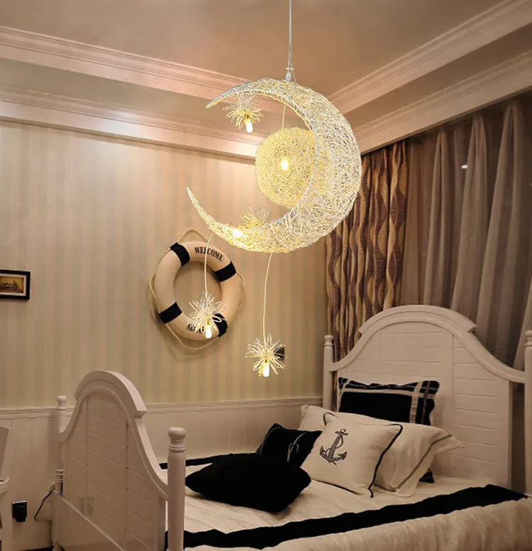 Aluminium wire star moon chandelier with adjustable height suspension and zinc alloy details