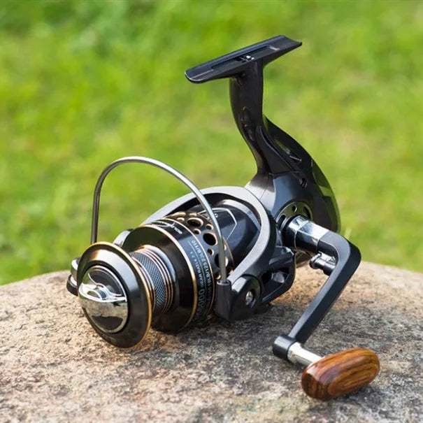 Full metal spinning reel with 13 bearings, 5.5:1 gear ratio and 100 metres of fishing line included