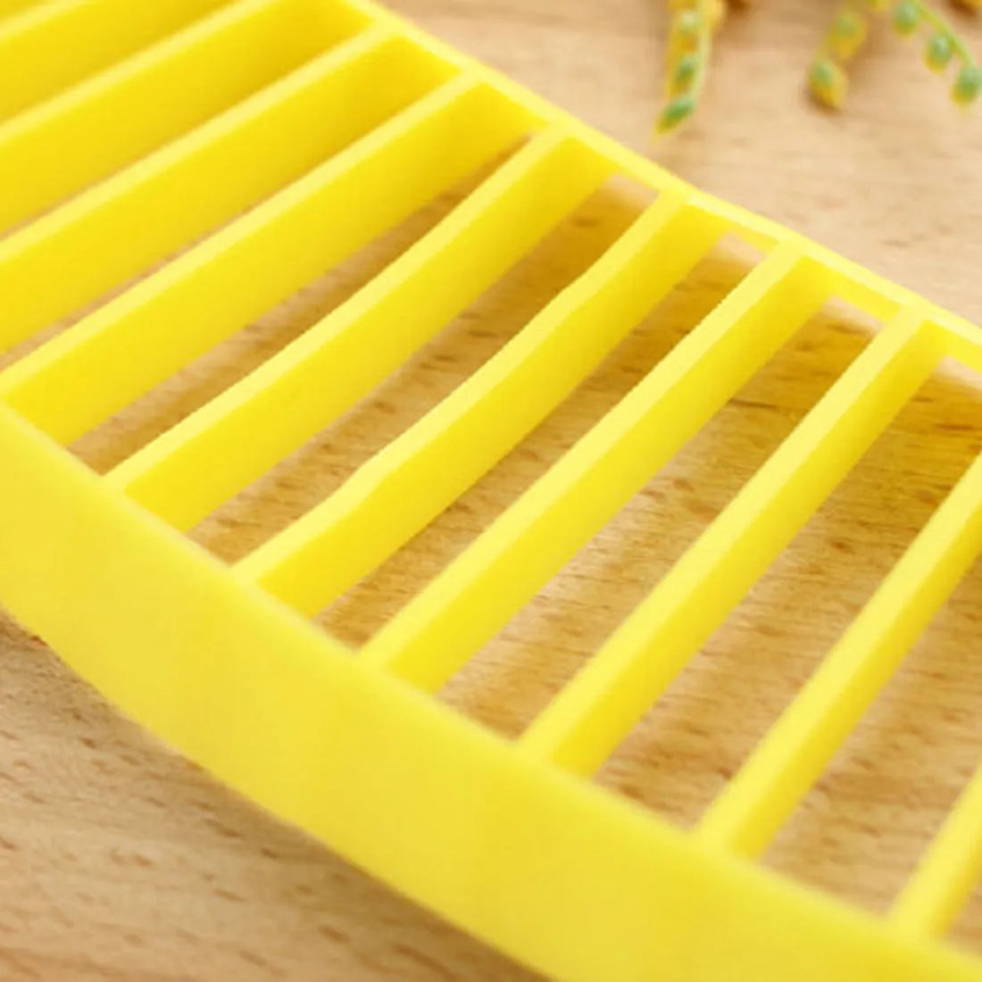 Yellow banana cutter slicer made of food-grade PP, approximately 25 x 7 x 1.4 cm