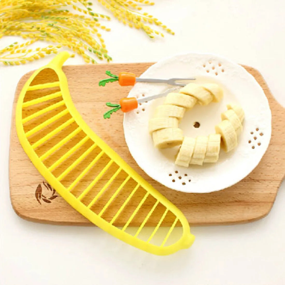 Yellow banana cutter slicer made of food-grade PP, approximately 25 x 7 x 1.4 cm