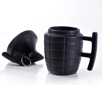 Grenade-shaped ceramic coffee mug with lid, made of durable nylon material for hot drinks