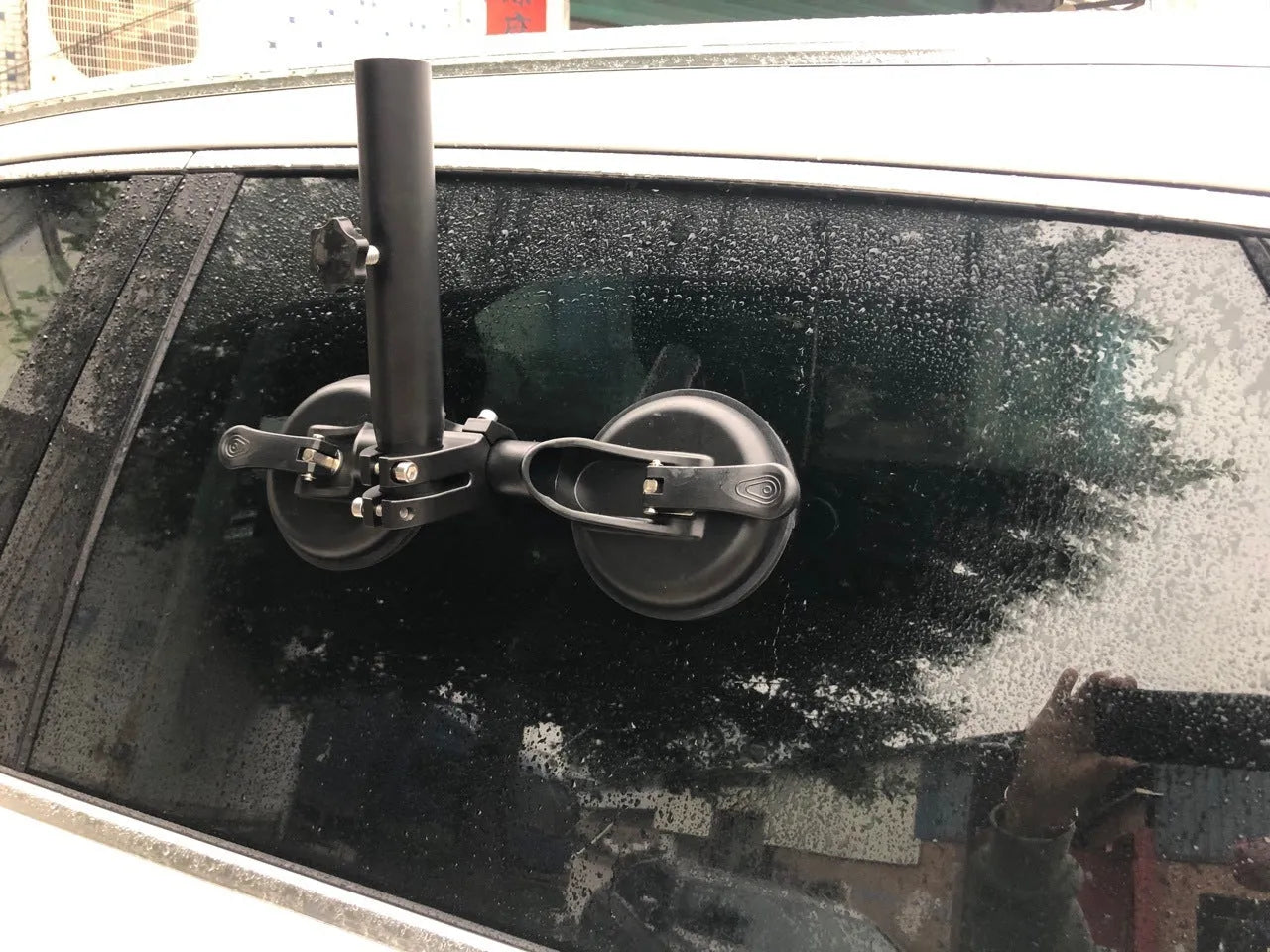 Black off-road car glass sucker base with round suction cup and 1.1kg rubber disc for flag mounting