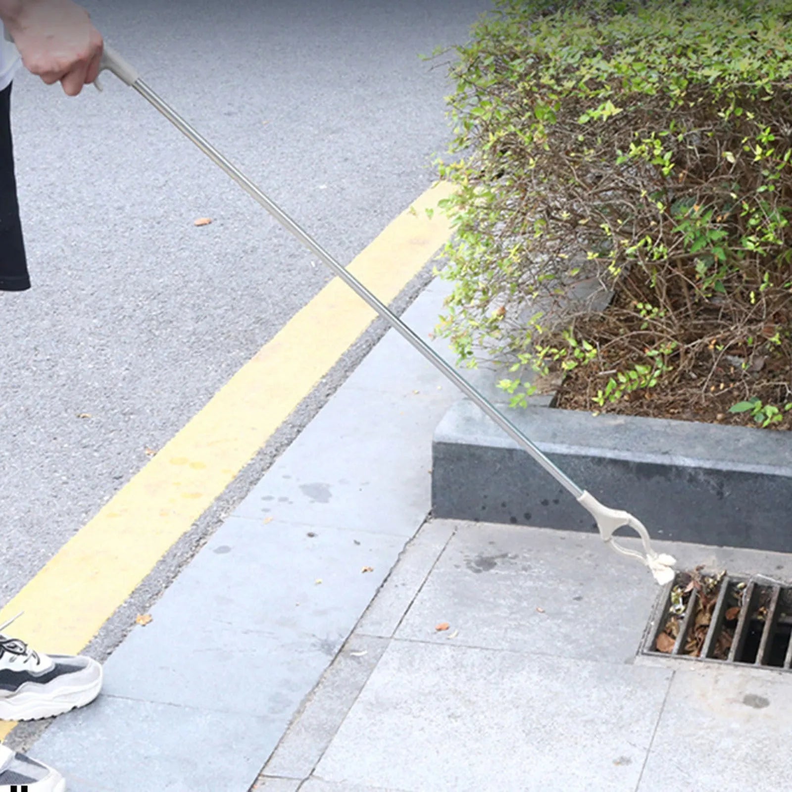 40cm stainless steel garbage picker with push-type handle for one-handed operation