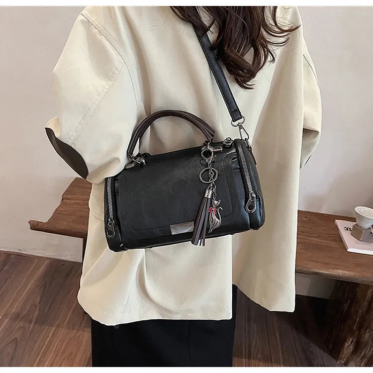 Large capacity women's PU handbag in brown with 26x13x17cm dimensions