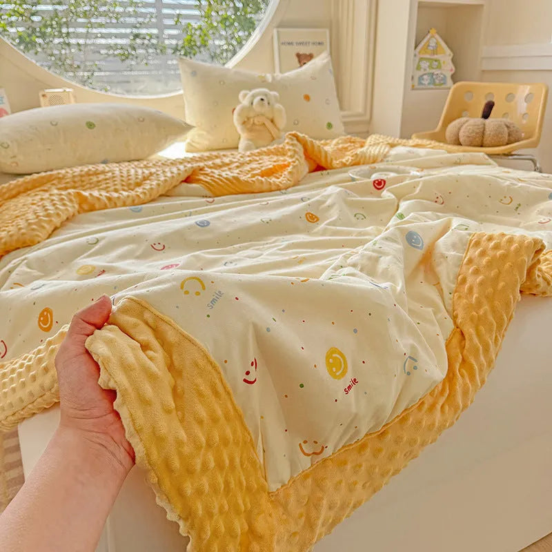 Pure cotton printed quilt in yellow, available in 180x220cm, 200x230cm, and 220x240cm for spring and autumn bedding.