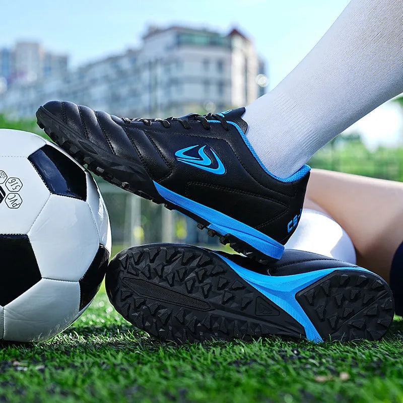 Men's low-top football boots with synthetic leather upper and rubber sole for artificial grass pitches.