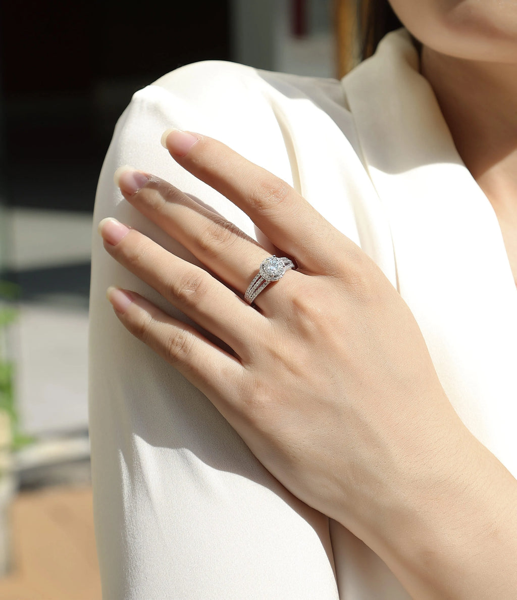 Looking Back wedding ring set with 1-carat moissanite stone in S925 silver platinum-plated band on white background