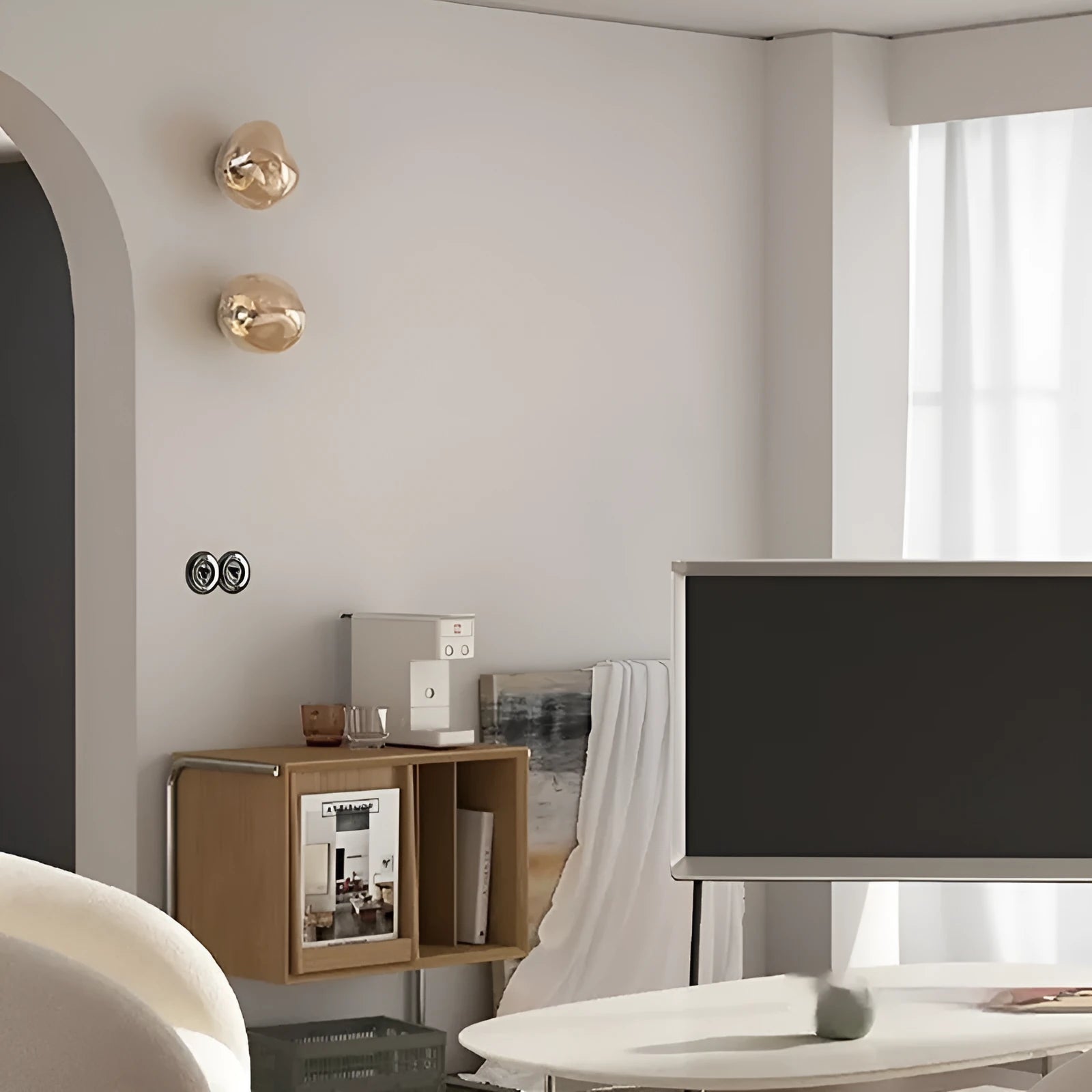 Retro corridor ambient light in gold finish with Alec shell, 15cm diameter, warm light effect