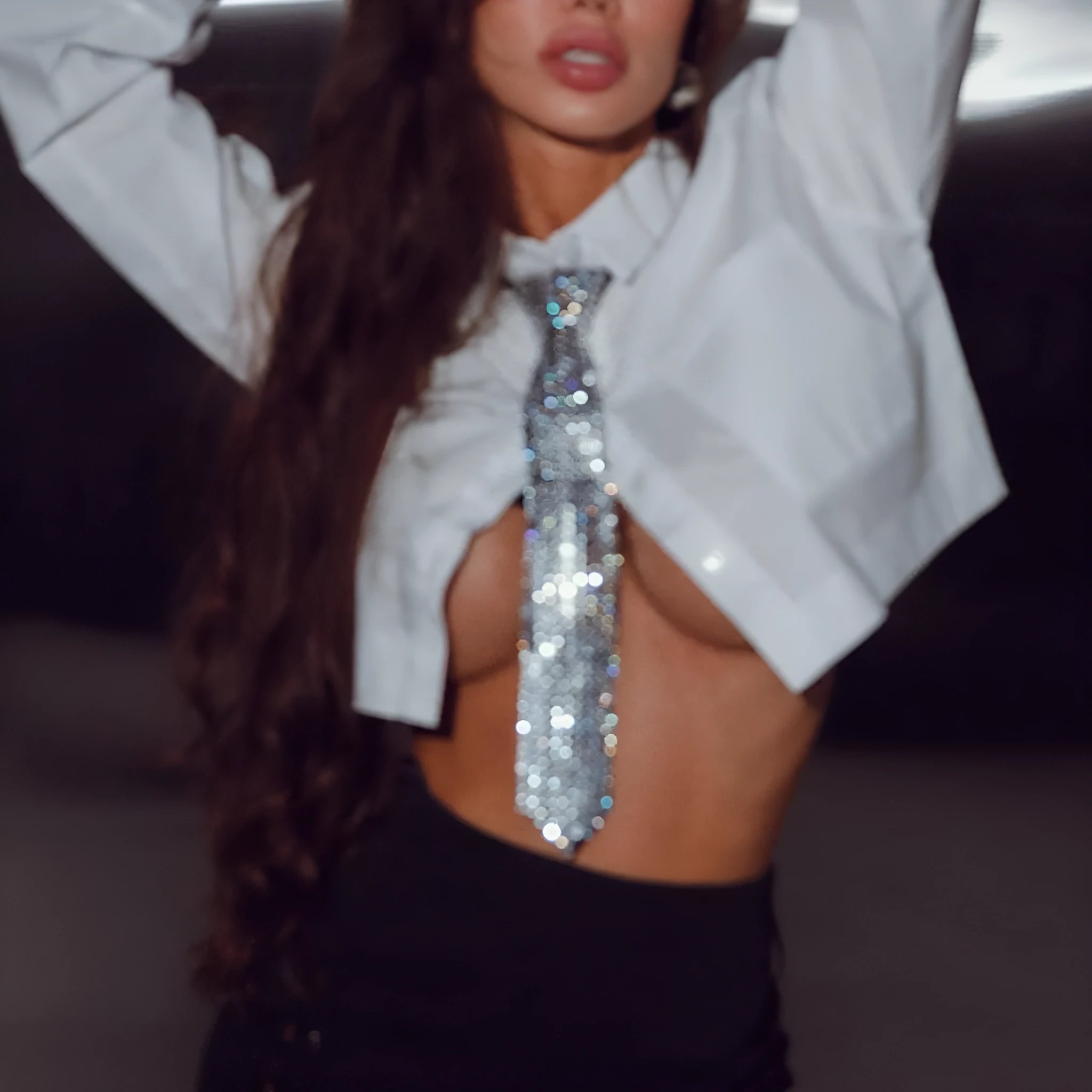 Metal sequins arrow-style bow tie in silver colour for music festival and party use