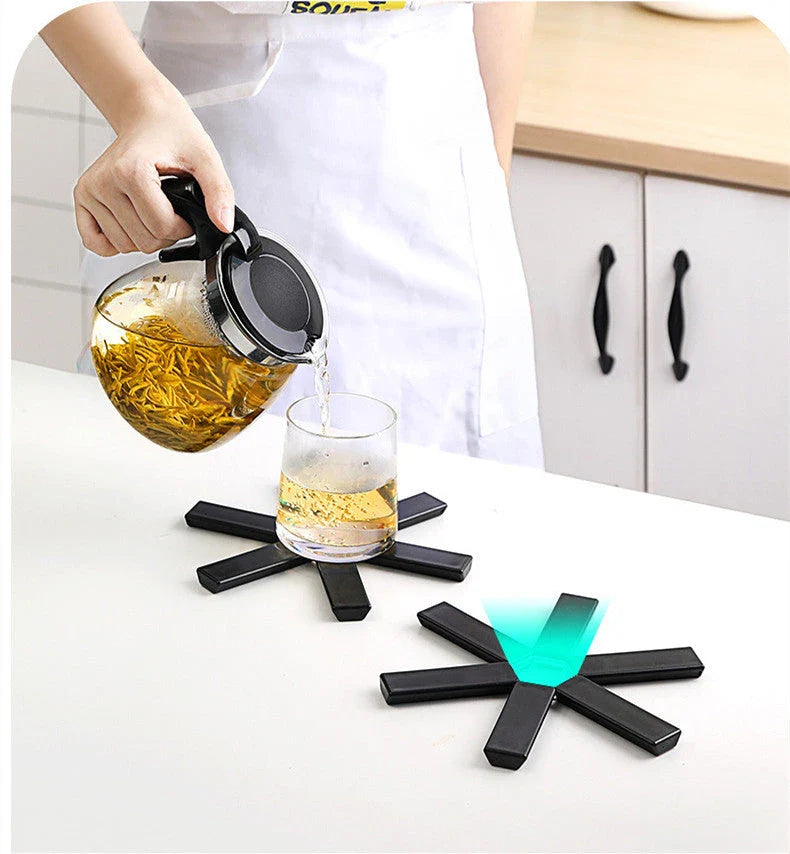 Folding pan mat made of heat-resistant ABS material with anti-slip and anti-scald features, suitable for kitchen, restaurant, and baking use