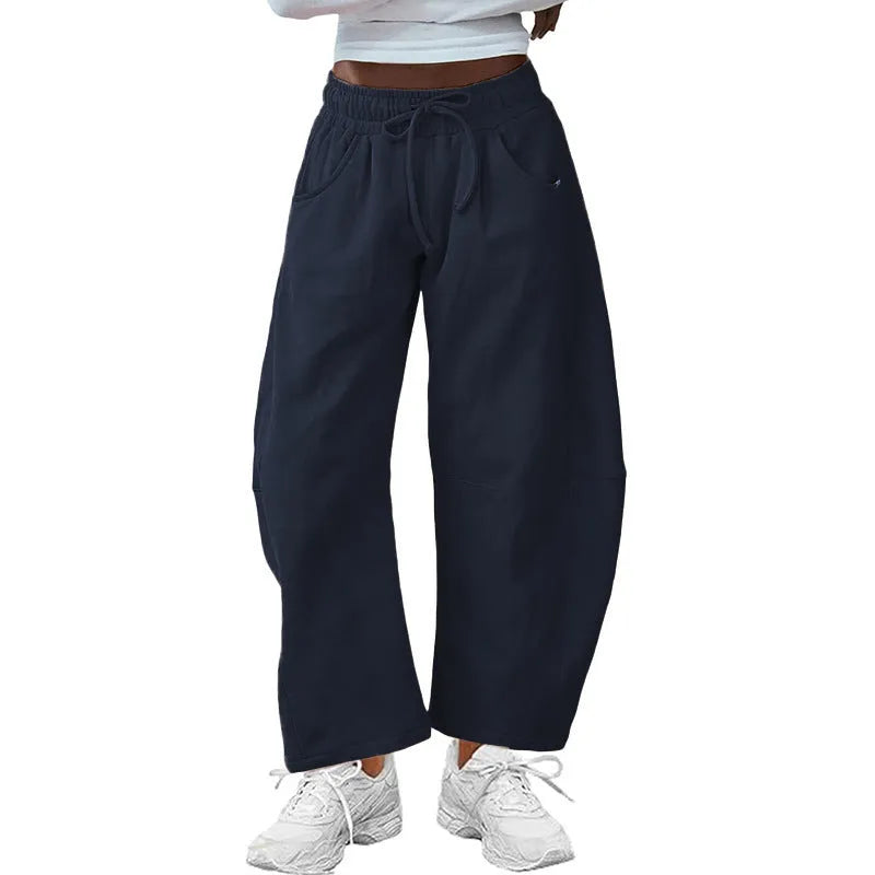 Loose cropped sweatpants with elastic waist in street fashion colours