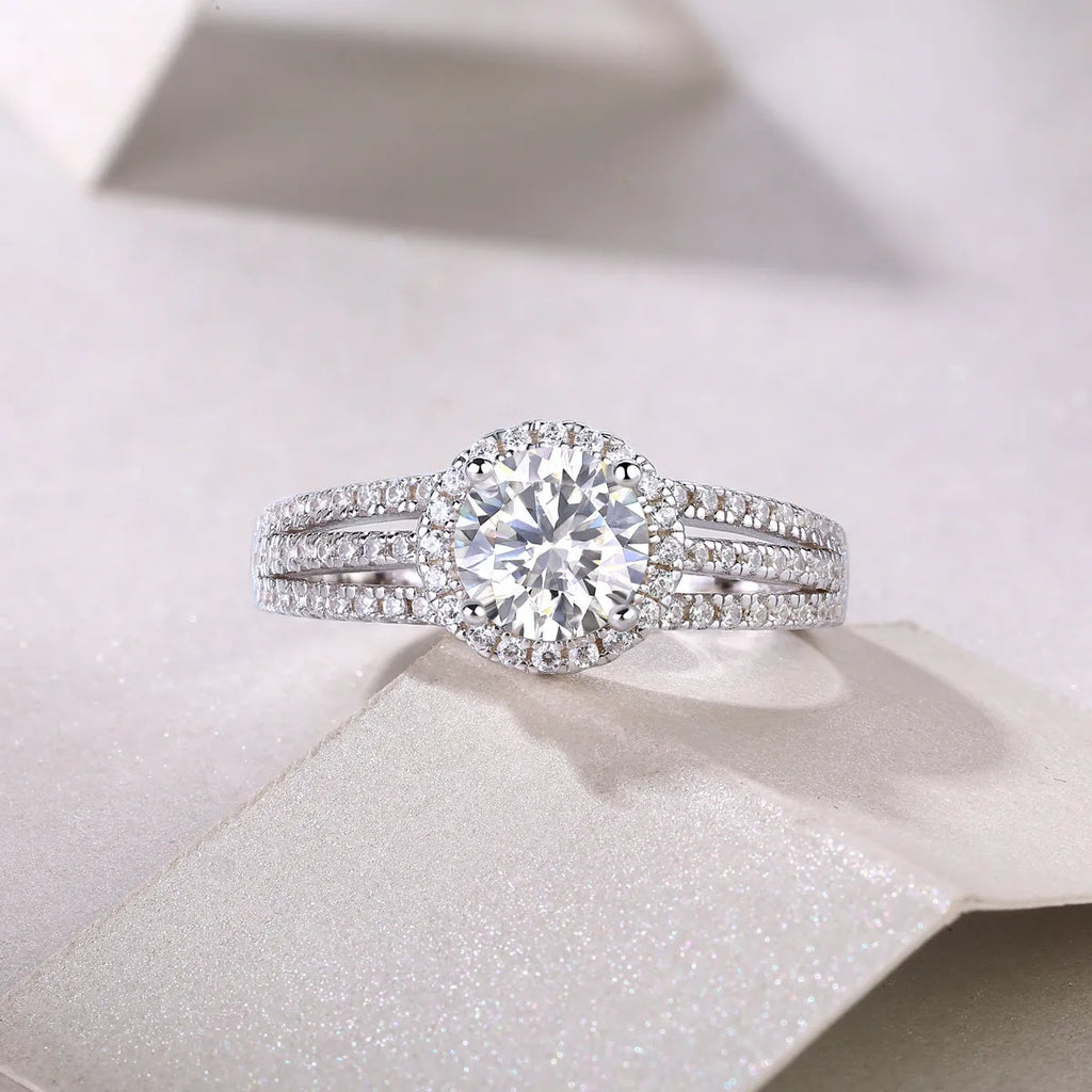 Looking Back wedding ring set with 1-carat moissanite stone in S925 silver platinum-plated band on white background