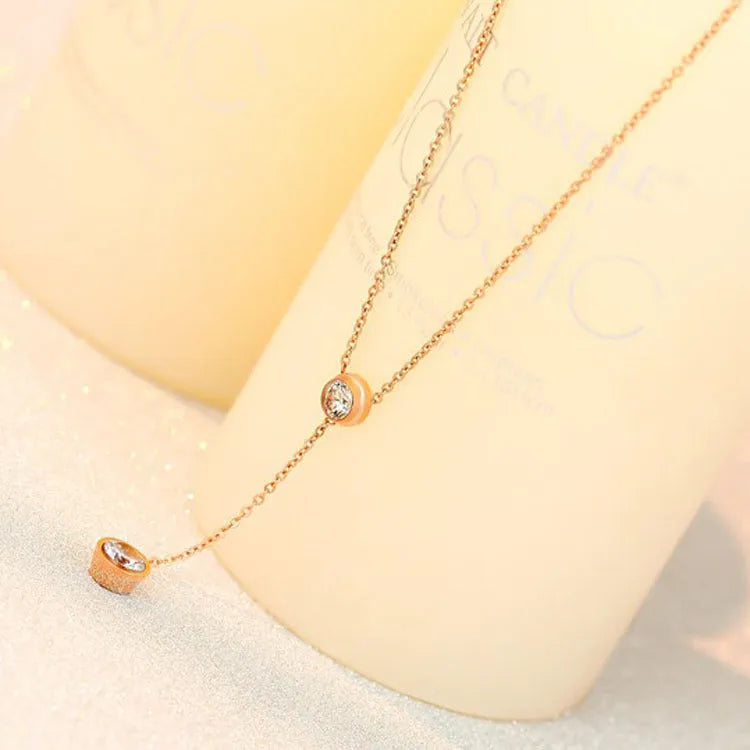 Stainless steel plated 18K rose gold single drill necklace with zircon inlay, geometric pendant