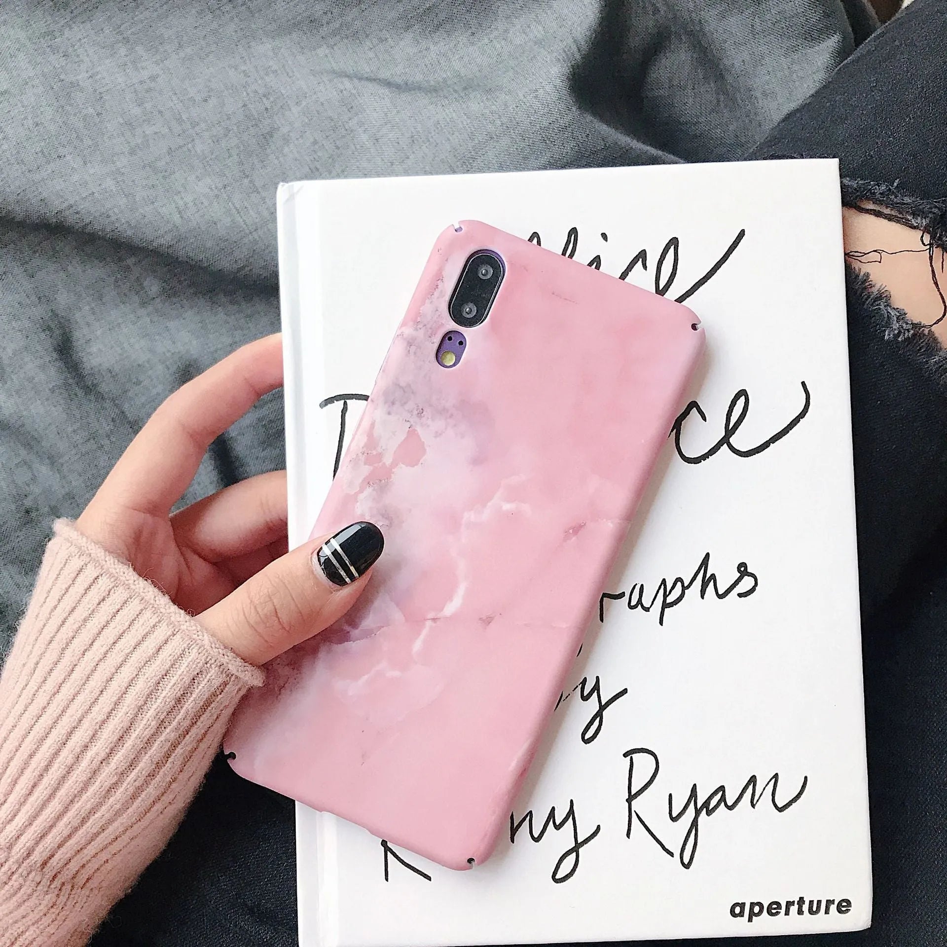 Painted solid colour phone case for Honor and Huawei smartphones in black or pink.