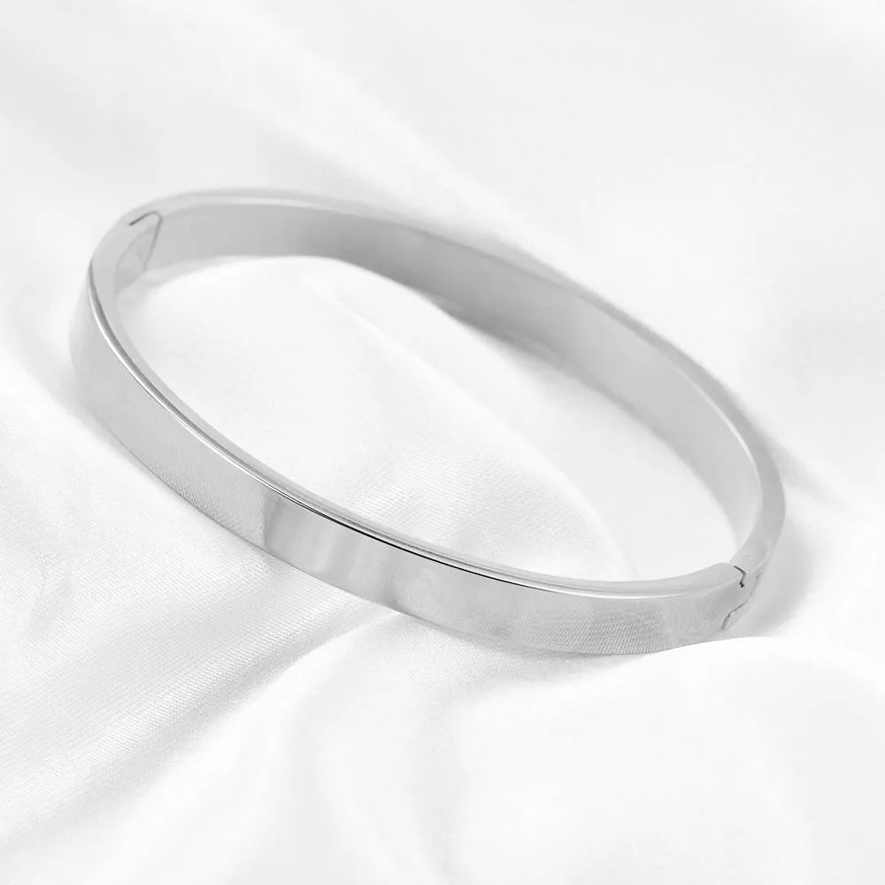 Simple glossy snap bracelet for women in polished stainless steel, oval minimalist design, steel colour or gold