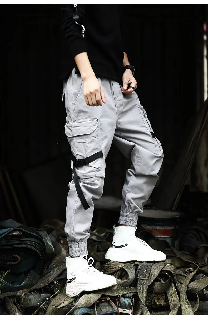 Men's cotton cargo pants in grey with multiple pockets, regular fit, side view