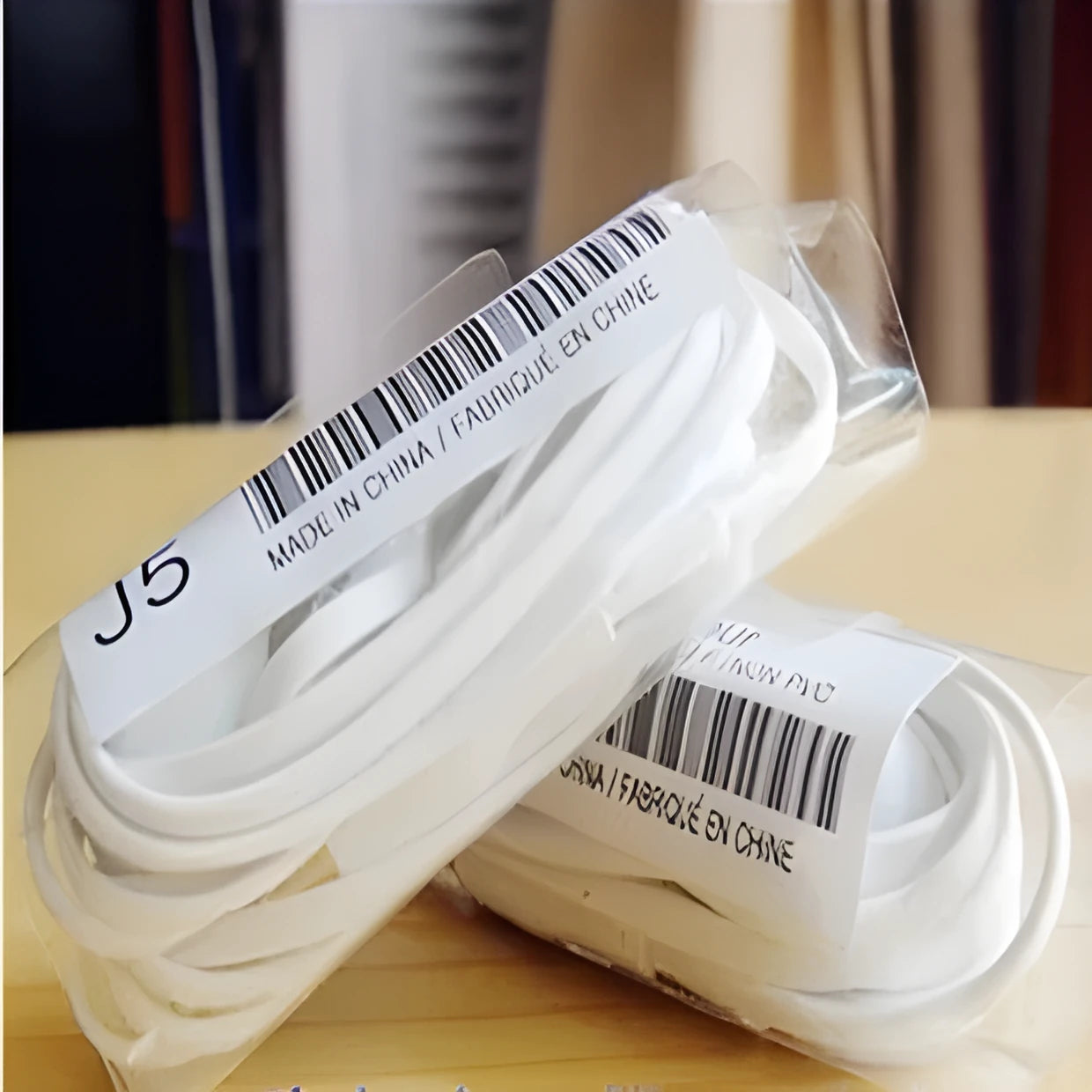 Wired in-ear headset with silicone earbuds and microphone, 3.5mm plug for PC and mobile, 2.5m TPE cable