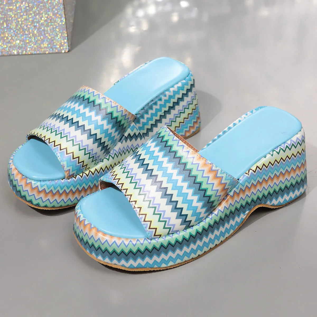 Women's wedge sandals with wave print pattern and thick rubber sole in beige colour