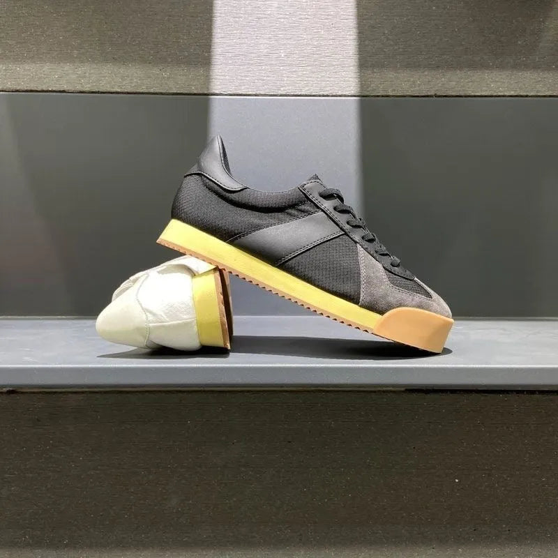 Men's summer sports shoes with cow suede upper, breathable mesh lining, and herringbone toe holder design