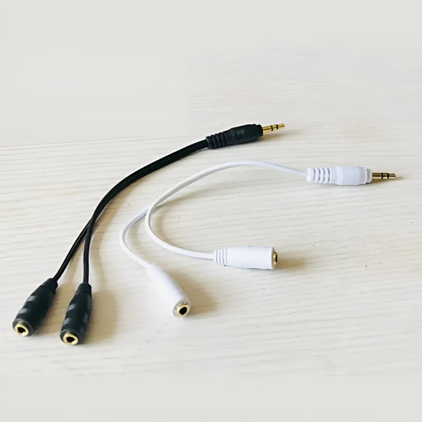 Gilded 3.5mm one-to-two headphone audio cable splitter with black cable and gold-plated connectors